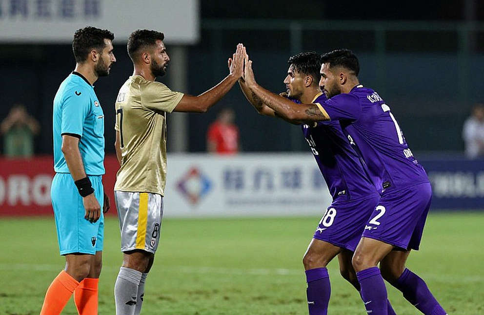 Ánh hào quang ASEAN Cup và vết nứt dưới chân V.League