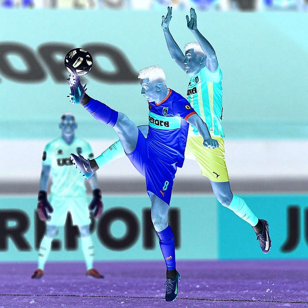 Azuaje's Scorpion Kick in the 23rd Minute: Pumas Edge Atlas Through a Rehearsed Corner Routine Azuaje's Scorpion Kick in the 23rd Minute: Pumas Edge Atlas Through a Rehearsed Corner Routine