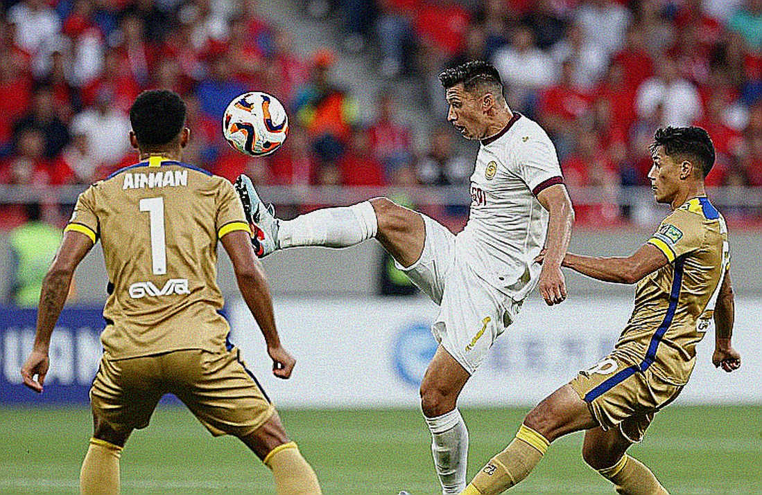 Đầu gối từ phía sau, tấm thẻ nằm lại trong túi: vùng xám của trận derby Madrid