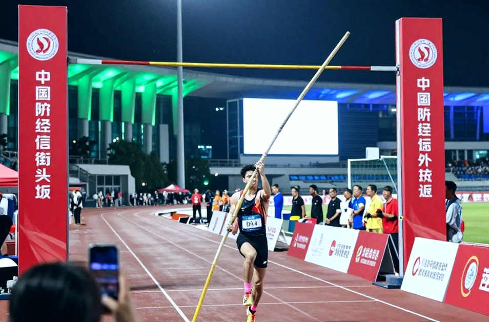 Đường chạy ven vịnh Hạ Long: 15.000 bib, ba cự ly và khoảng trống mang tên 42,195 km