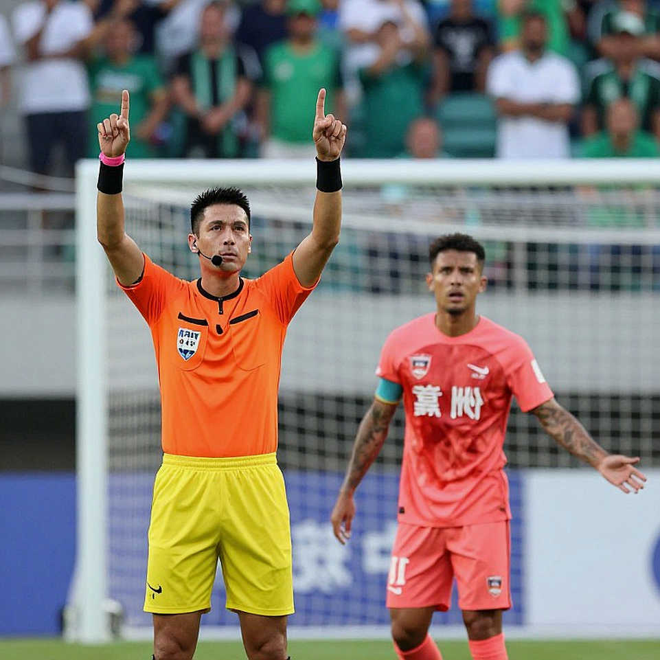 Từ chấm phạt đền ở Rose Bowl đến sân cỏ Sài Gòn: năm 2026 và hình học của một cuộc trở lại Từ chấm phạt đền ở Rose Bowl đến sân cỏ Sài Gòn: năm 2026 và hình học của một cuộc trở lại